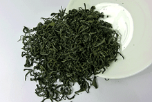 Lade das Bild in den Galerie-Viewer, Grüner Tee Mingqian &quot; Lao Shan Lü Cha&quot;, 50g
