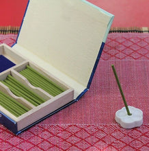 Lade das Bild in den Galerie-Viewer, Premium Sandelholz  Japanische Räucherstäbchen - Ume Komon Nippon Kodo
